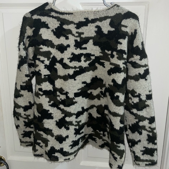 Cute camo sweater! - Picture 2 of 2